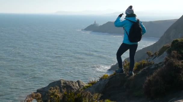 Jonge Kaukasische Vrouw Wandelen Zee Kust Van Howth Ierland — Stockvideo