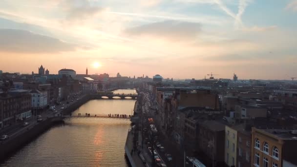 Dublin Şehir Merkezi Ile River Liffey Günbatımı Sırasında Havadan Görünümü — Stok video