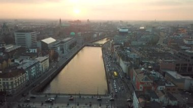 Dublin şehir merkezi ile river Liffey günbatımı sırasında havadan görünümü