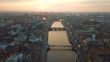 Dublin şehir merkezi ile river Liffey günbatımı sırasında havadan görünümü
