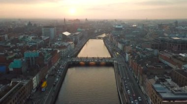 Dublin şehir merkezi ile river Liffey günbatımı sırasında havadan görünümü