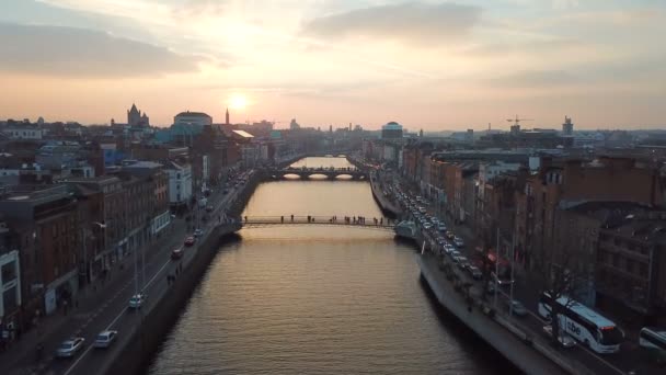 Dublin Şehir Merkezi Ile River Liffey Günbatımı Sırasında Havadan Görünümü — Stok video