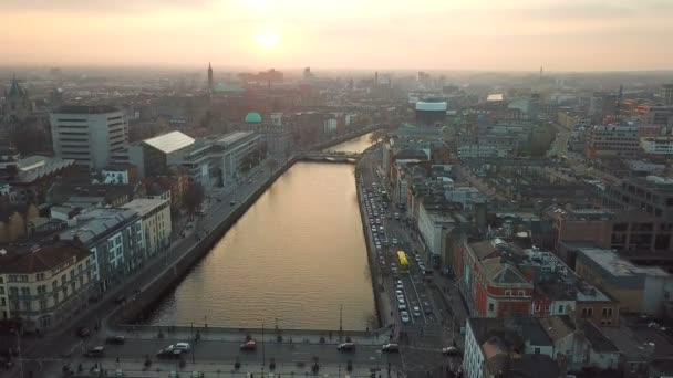 Flygfoto Över Staden Dublins Centrum Med Floden Liffey Solnedgången — Stockvideo