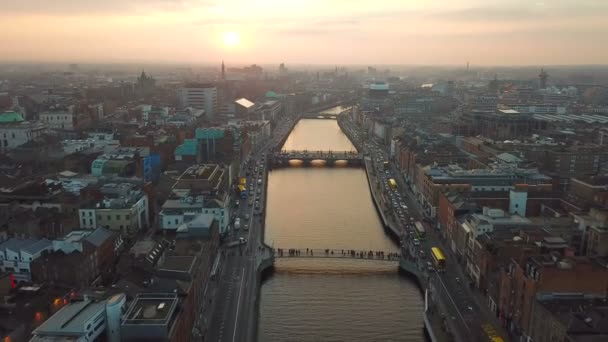 在日落期间 都柏林城市中心与河利菲河的鸟瞰图 — 图库视频影像