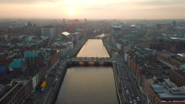 Dublin Şehir Merkezi Ile River Liffey Günbatımı Sırasında Havadan Görünümü — Stok video