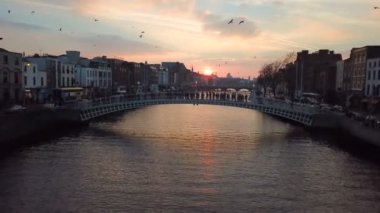 Dublin şehir merkezi ile river Liffey günbatımı sırasında havadan görünümü