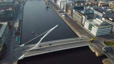Samuel Beckett Bridge Dublin, İrlanda için havadan görünümü.