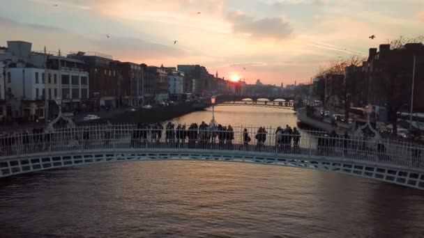 Flygfoto Över Staden Dublins Centrum Med Floden Liffey Solnedgången — Stockvideo