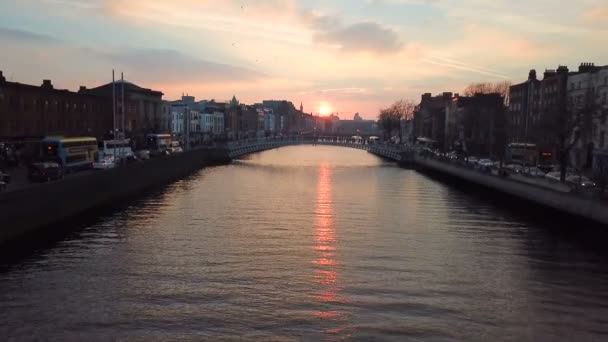 Flygfoto Över Staden Dublins Centrum Med Floden Liffey Solnedgången — Stockvideo