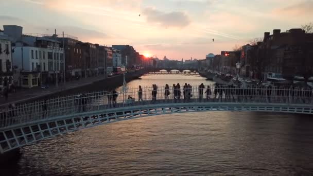 Dublin Şehir Merkezi Ile River Liffey Günbatımı Sırasında Havadan Görünümü — Stok video