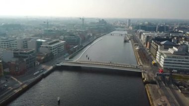 Samuel Beckett Bridge Dublin, İrlanda için havadan görünümü. 