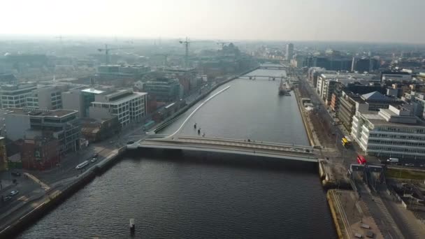 Flygfoto Över Samuel Beckett Bridge Dublin Irland — Stockvideo