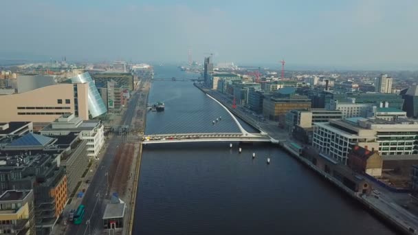 Flygfoto Över Samuel Beckett Bridge Dublin Irland — Stockvideo