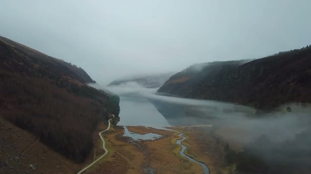 アイルランド ウィックロー山地の美しいグレンダーロッホ湖空撮 — ストック動画