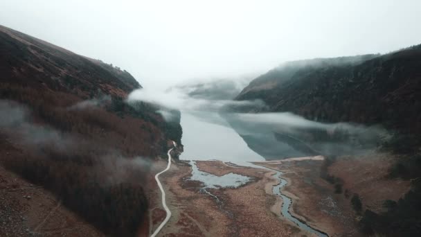 アイルランド ウィックロー山地の美しいグレンダーロッホ湖空撮 — ストック動画