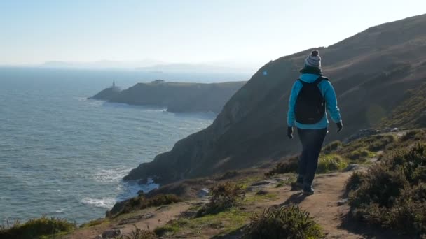 Jonge Kaukasische Vrouw Wandelen Zee Kust Van Howth Ierland — Stockvideo