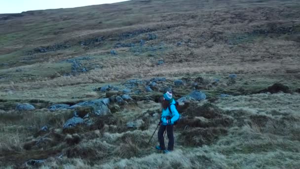 Wicklow Dağları Rlanda Nehri Yakınında Hiking Bir Sırt Çantası Ile — Stok video