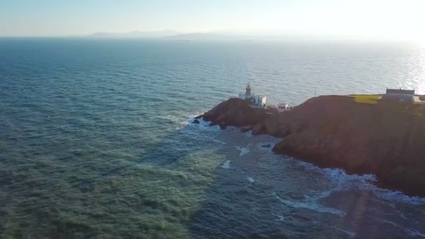 Luchtfoto Van Prachtige Vuurtoren Een Klif Howth Ierland — Stockvideo