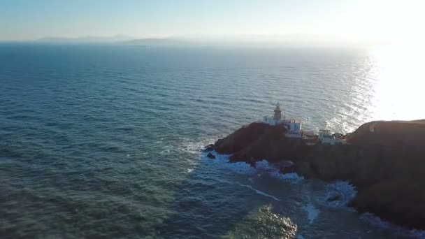 Luftaufnahme Des Schönen Leuchtturms Auf Einer Klippe Howth Irland — Stockvideo