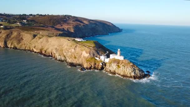 ホウス アイルランドの崖の美しい灯台の空中写真 — ストック動画