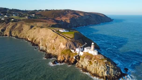 Luchtfoto Van Prachtige Vuurtoren Een Klif Howth Ierland — Stockvideo