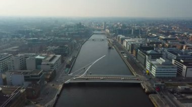 Samuel Beckett Bridge Dublin, İrlanda için havadan görünümü. 