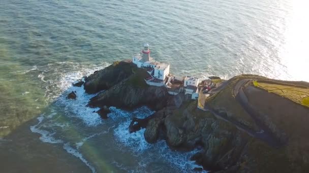 Vista Aérea Belo Farol Penhasco Howth Irlanda — Vídeo de Stock