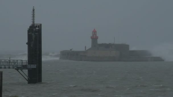 Enormi Onde Infrangono Sul Faro Dun Laoghaire Emma Storm Dublino — Video Stock