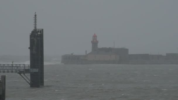 在邓莱里的灯塔上巨浪相撞 艾玛风暴在都柏林 爱尔兰 — 图库视频影像