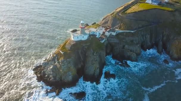 Vista Aérea Belo Farol Penhasco Howth Irlanda — Vídeo de Stock