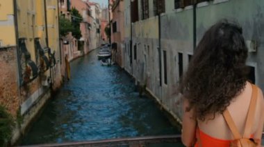 Venedik, İtalya kanalınkıyısında manzarayı genç güzel kadın 