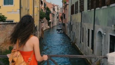 Venedik, İtalya kanalınkıyısında manzarayı genç güzel kadın