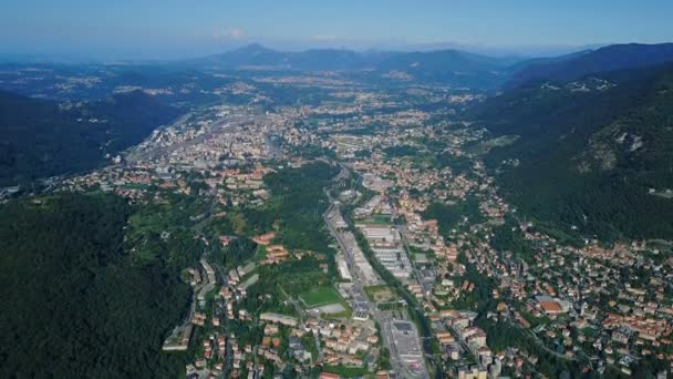Vista Aérea Del Lago Com Con Ciudad Como Italia — Vídeos de Stock