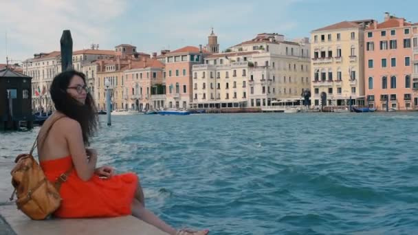 Νεαρή Όμορφη Γυναίκα Απολαμβάνοντας Θέα Κοντά Στο Μεγάλο Κανάλι Βενετία — Αρχείο Βίντεο