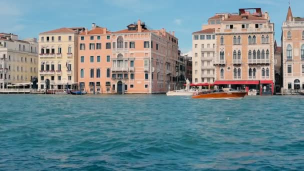 Όμορφη Θέα Του Grand Canal Βάρκες Και Κτίρια Στη Βενετία — Αρχείο Βίντεο