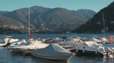 Tekneler ve yatlar Lake Como, İtalya ile güzel liman