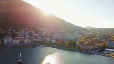 Tekneler ve evleri ile Como Gölü havadan görünümü