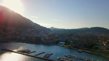 Tekneler ve evleri ile Como Gölü havadan görünümü