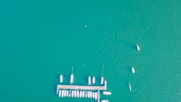 イタリアのコモ湖でヨットの空中のトップ ビュー — ストック動画