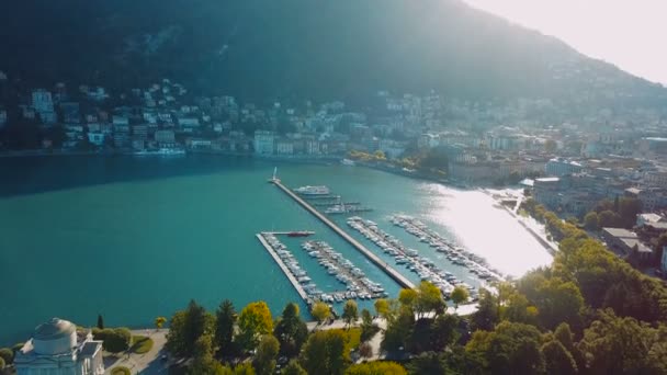 コモ湖とボート そして住宅の空撮 — ストック動画