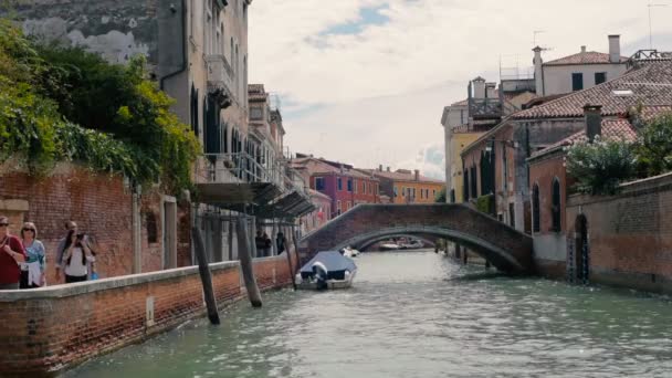 Bela Vista Canal Com Barcos Edifícios Veneza Itália — Vídeo de Stock