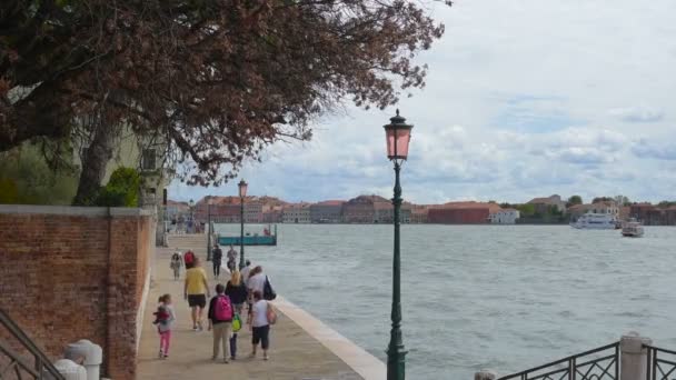 Όμορφη Θέα Στο Κανάλι Βάρκες Και Κτίρια Στη Βενετία Ιταλία — Αρχείο Βίντεο