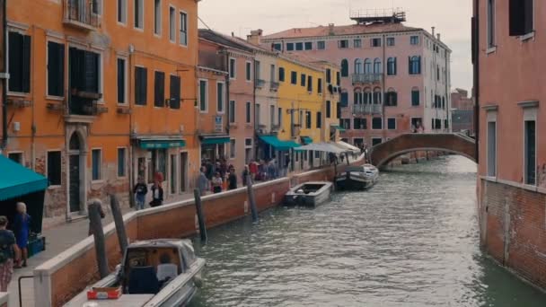 意大利威尼斯运河与小船和建筑物的美丽景色 — 图库视频影像