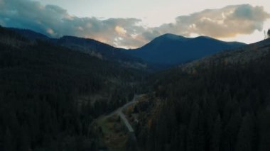 güzel dağlar peyzaj günbatımı sırasında havadan görünümü