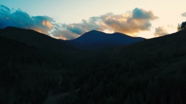 güzel dağlar peyzaj günbatımı sırasında havadan görünümü