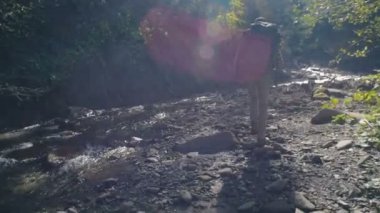 adam Nehri yakınında dağlarda hiking sırt çantası ile