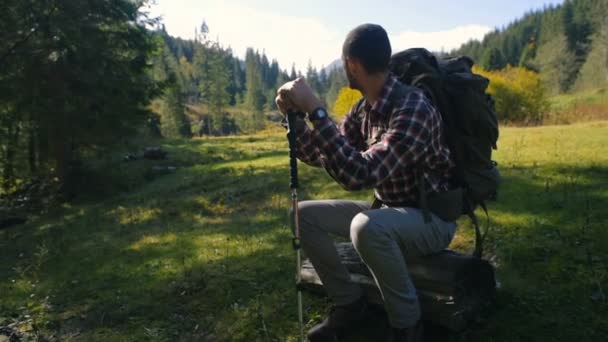 Erkek Uzun Yürüyüşe Çıkan Kimse Sırt Çantasında Dağları Ile — Stok video