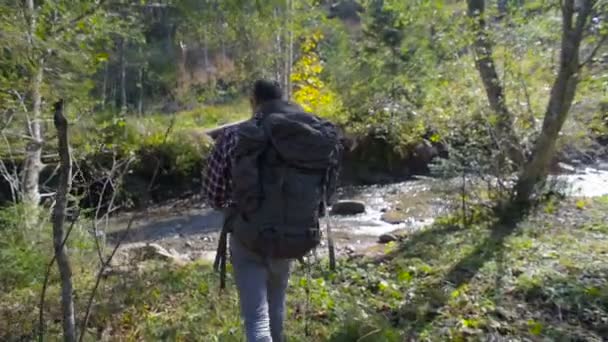 Чоловік Рюкзаком Пішохідний Горах Біля Річки — стокове відео