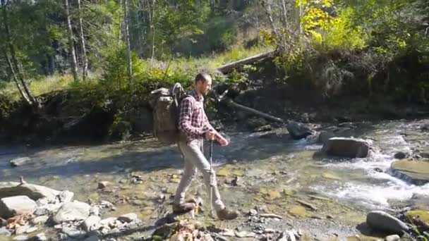 Человек Рюкзаком Походы Горах Реки — стоковое видео