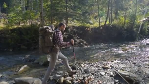 Człowiek Plecak Piesze Wycieczki Góry Pobliżu Rzeki — Wideo stockowe